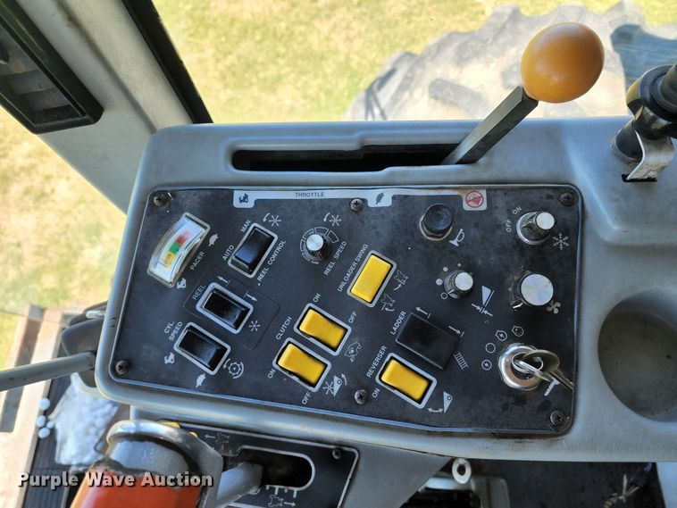 image for item KC9476 1992 Gleaner R72  RWA combine