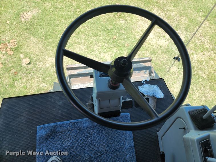 image for item KC9476 1992 Gleaner R72  RWA combine