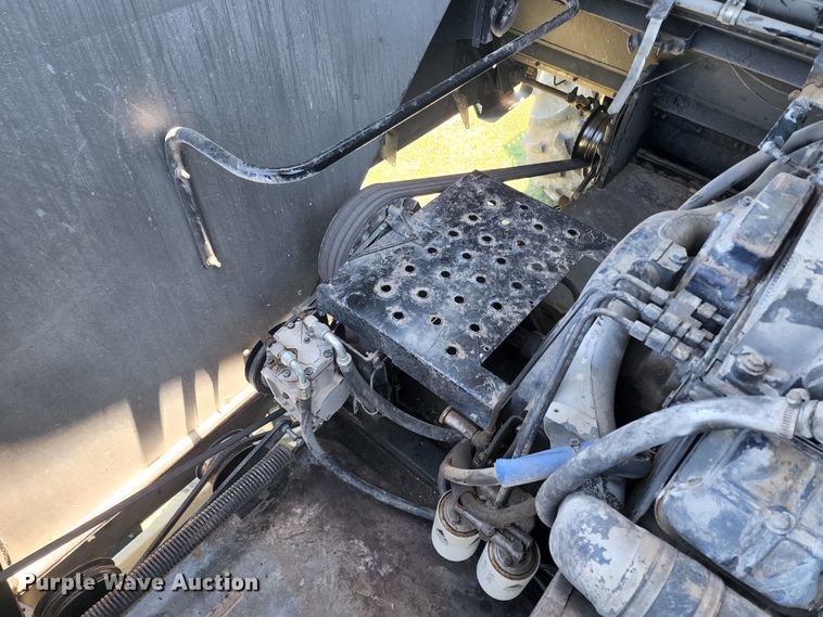 image for item KC9476 1992 Gleaner R72  RWA combine