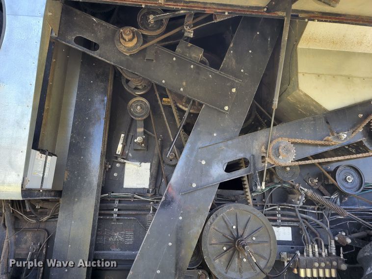 image for item KC9476 1992 Gleaner R72  RWA combine