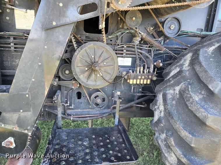 image for item KC9476 1992 Gleaner R72  RWA combine