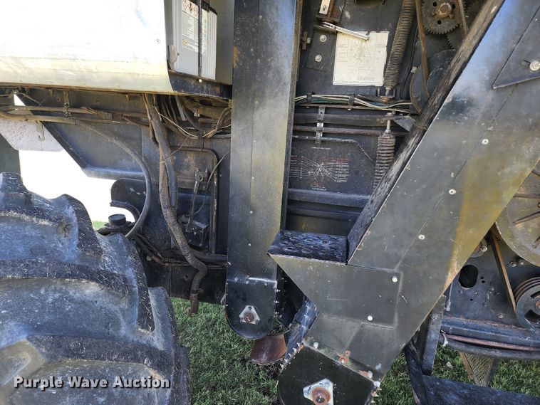 image for item KC9476 1992 Gleaner R72  RWA combine