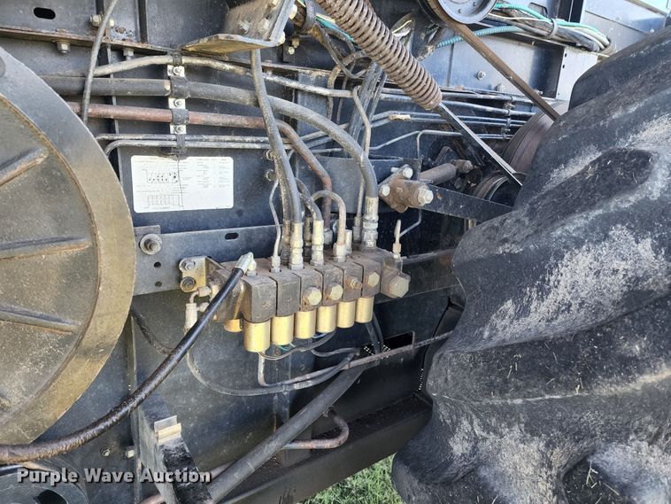 image for item KC9476 1992 Gleaner R72  RWA combine