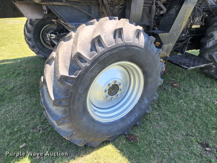 image for item KC9476 1992 Gleaner R72  RWA combine