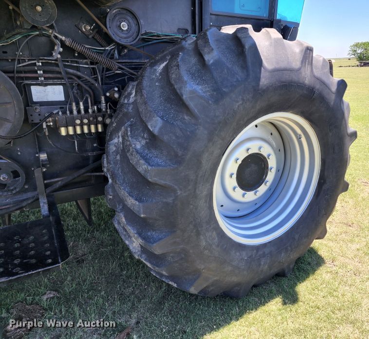 image for item KC9476 1992 Gleaner R72  RWA combine
