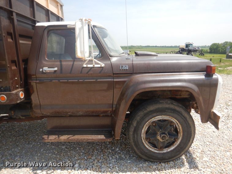 image for item KD9044 1974 Ford F750  grain truck
