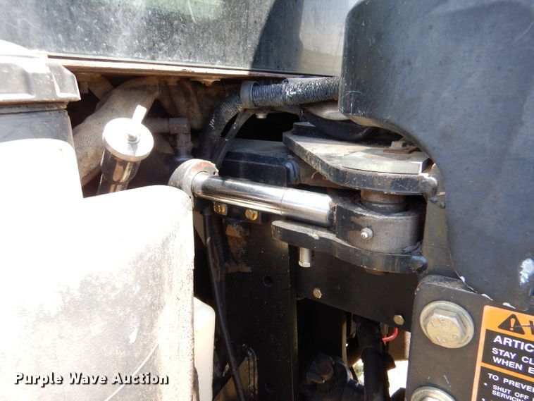 image for item LS9185 2002 New Holland TV140  4WD bi-directional tractor