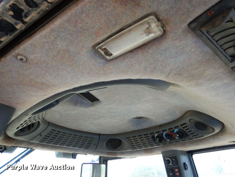 image for item LS9185 2002 New Holland TV140  4WD bi-directional tractor