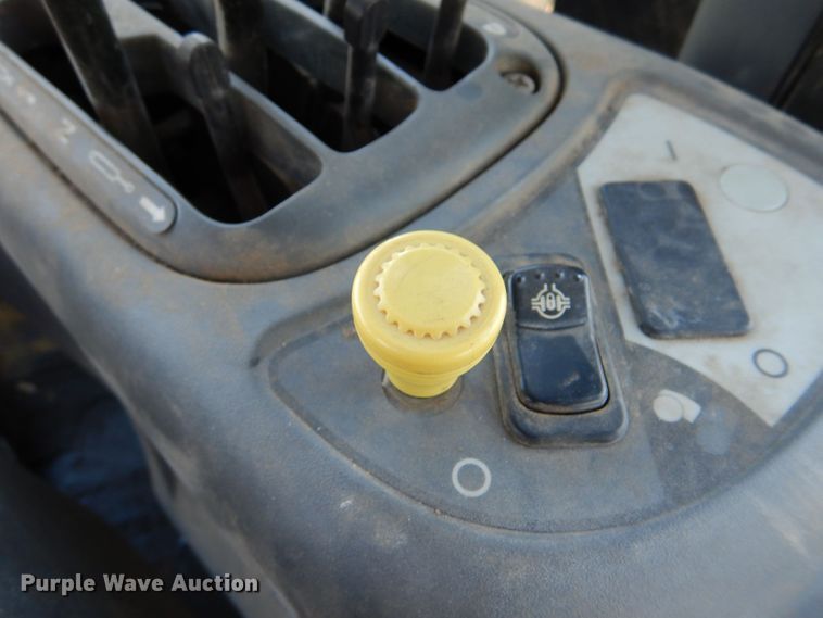 image for item LS9185 2002 New Holland TV140  4WD bi-directional tractor