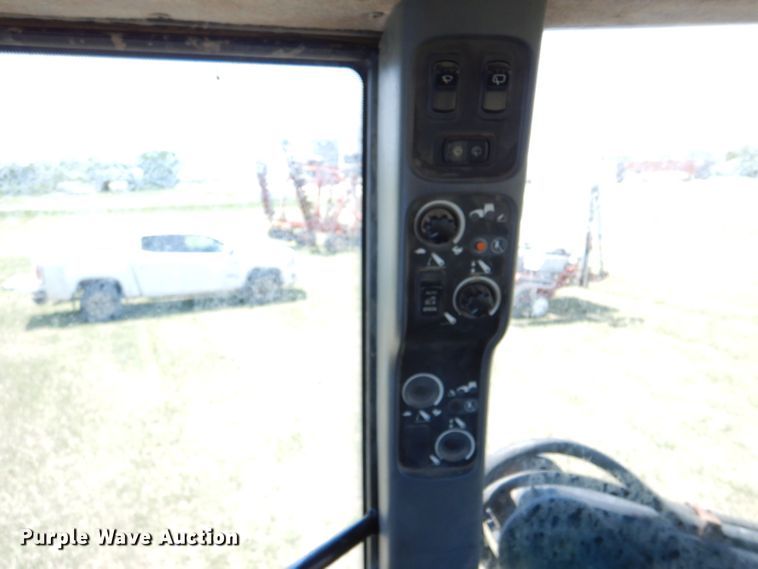 image for item LS9185 2002 New Holland TV140  4WD bi-directional tractor