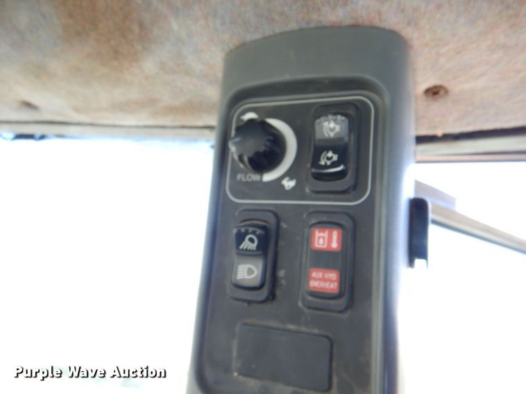 image for item LS9185 2002 New Holland TV140  4WD bi-directional tractor