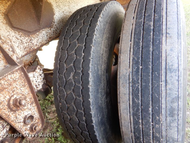 image for item LS9188 1991 Dakota E4200IIGL  grain trailer