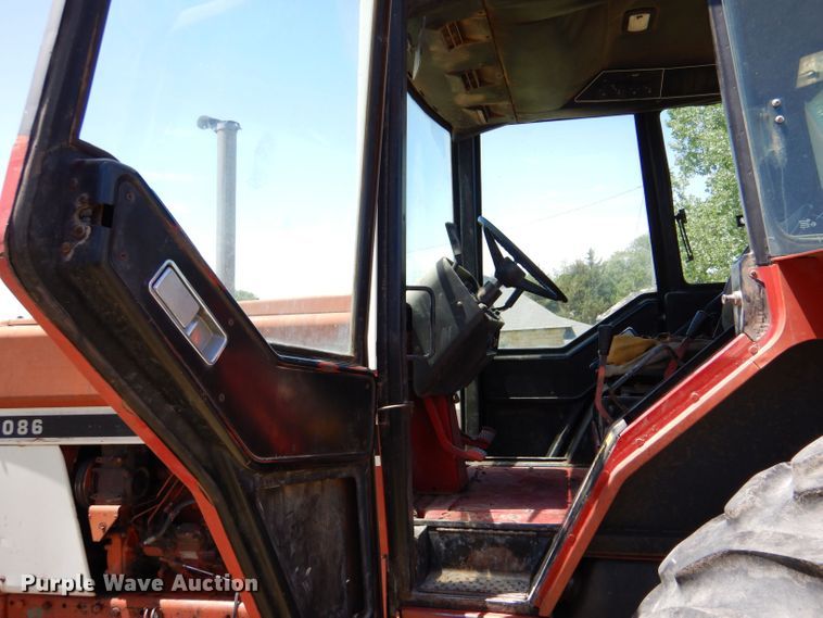 image for item LS9192 1978 International F1086  tractor