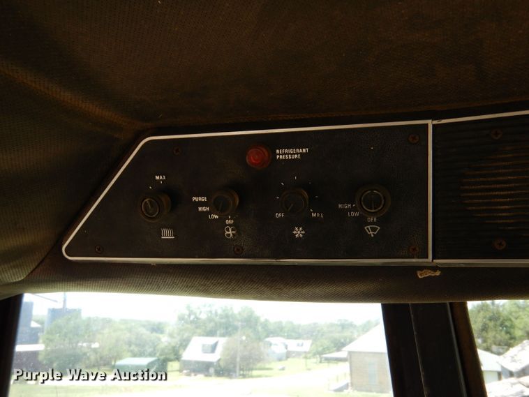 image for item LS9192 1978 International F1086  tractor