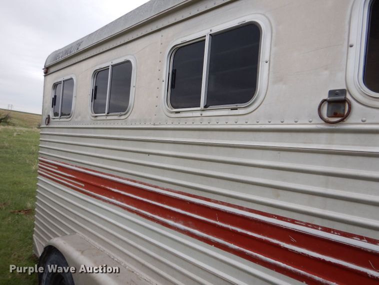 image for item LS9205 1988 Featherlite  horse trailer