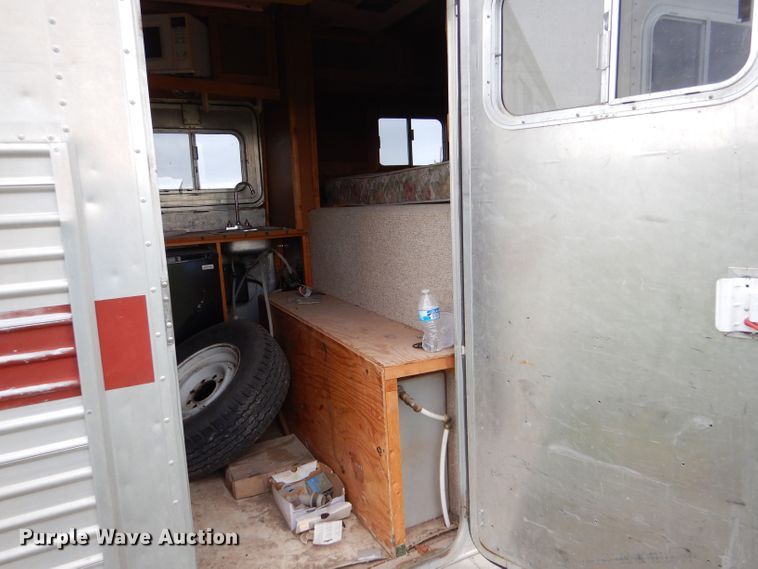 image for item LS9205 1988 Featherlite  horse trailer