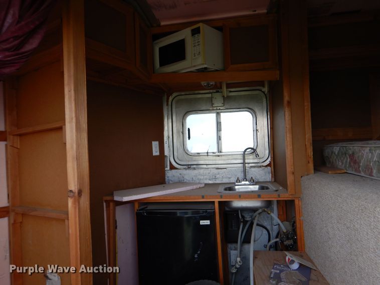 image for item LS9205 1988 Featherlite  horse trailer