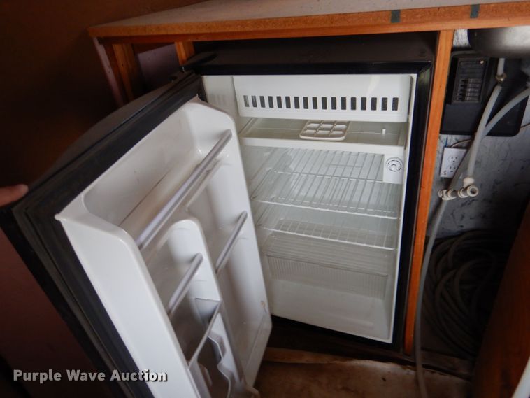 image for item LS9205 1988 Featherlite  horse trailer