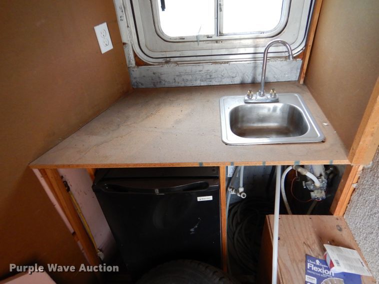 image for item LS9205 1988 Featherlite  horse trailer