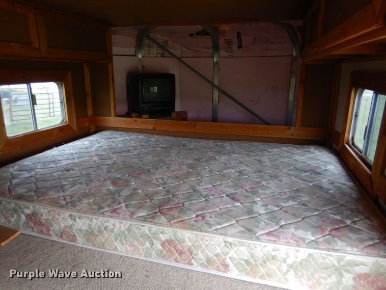 image for item LS9205 1988 Featherlite  horse trailer