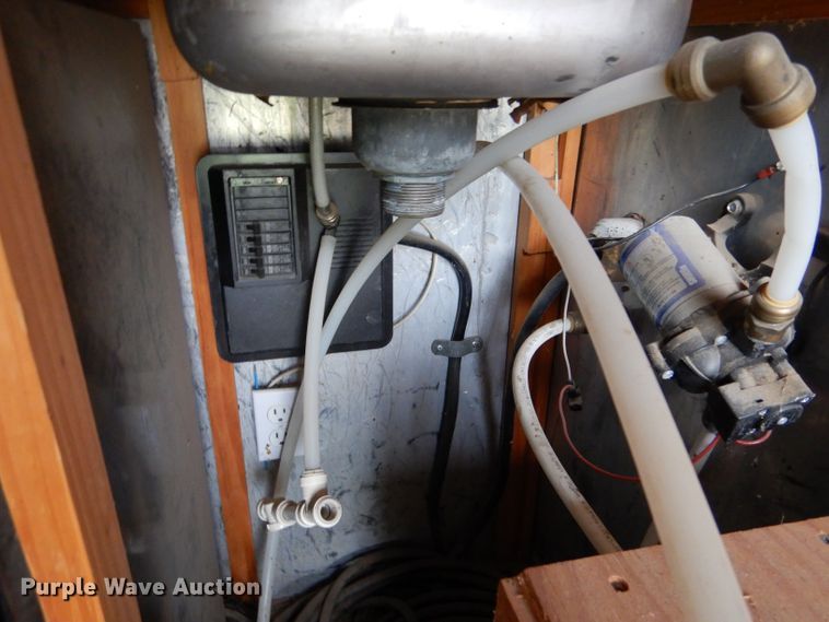 image for item LS9205 1988 Featherlite  horse trailer