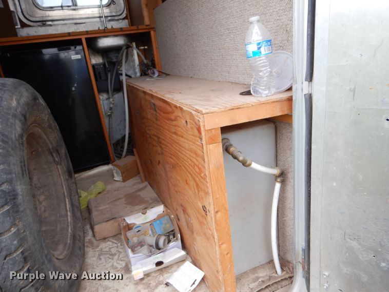 image for item LS9205 1988 Featherlite  horse trailer