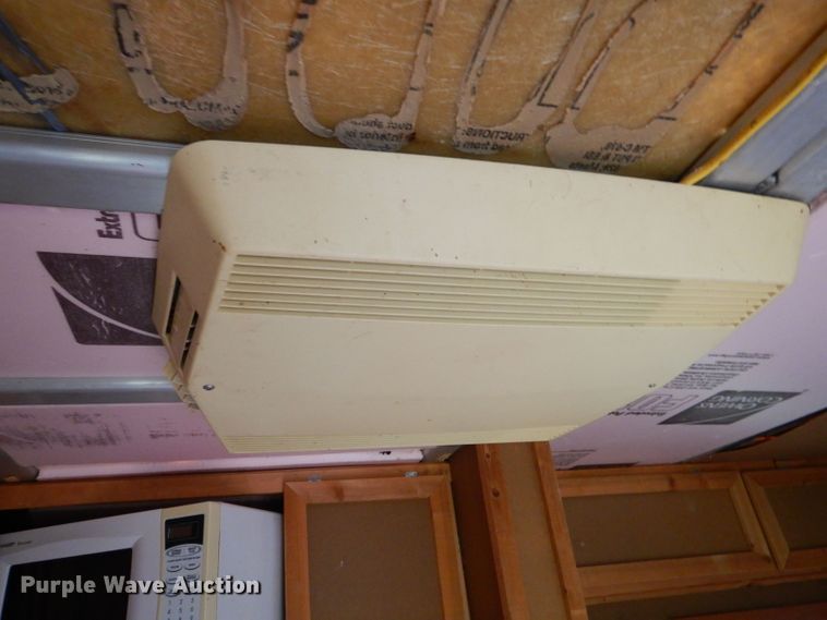 image for item LS9205 1988 Featherlite  horse trailer