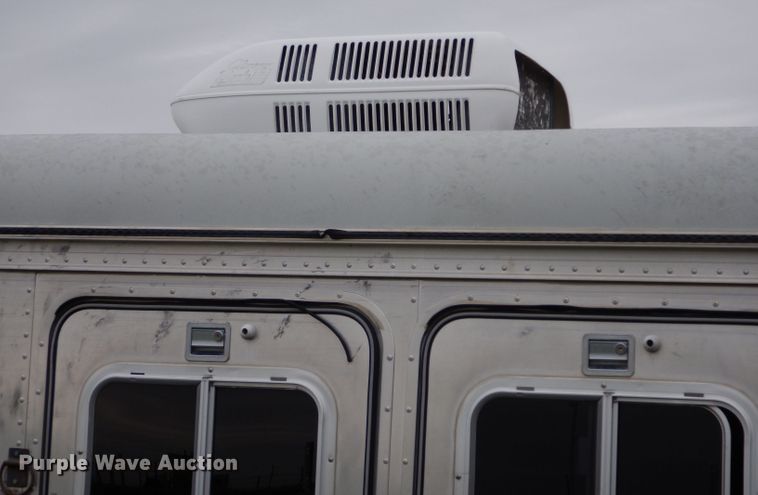 image for item LS9205 1988 Featherlite  horse trailer