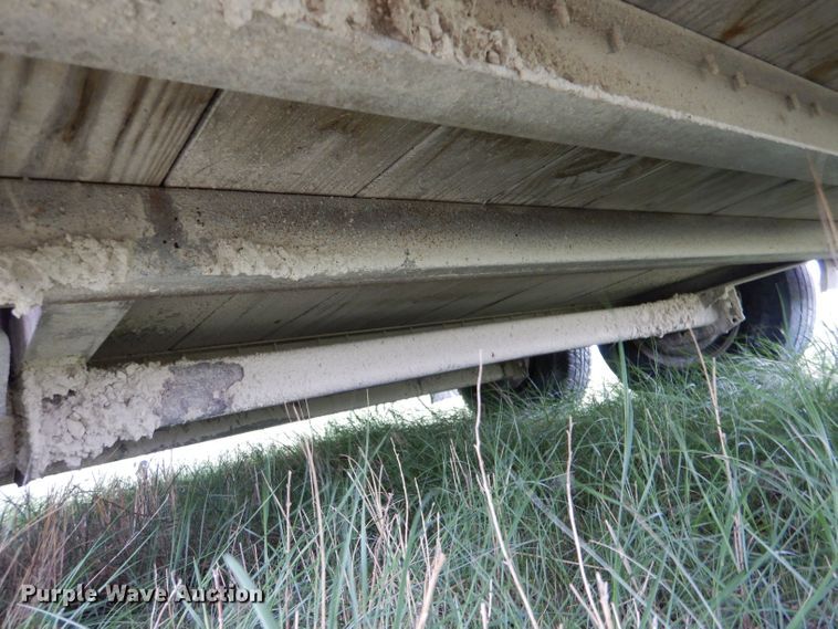 image for item LS9205 1988 Featherlite  horse trailer