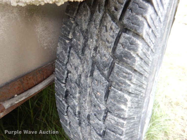 image for item LS9205 1988 Featherlite  horse trailer