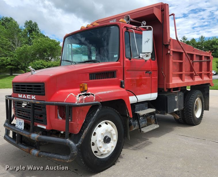 image for item DM7365 1993 Mack CS300P  dump truck