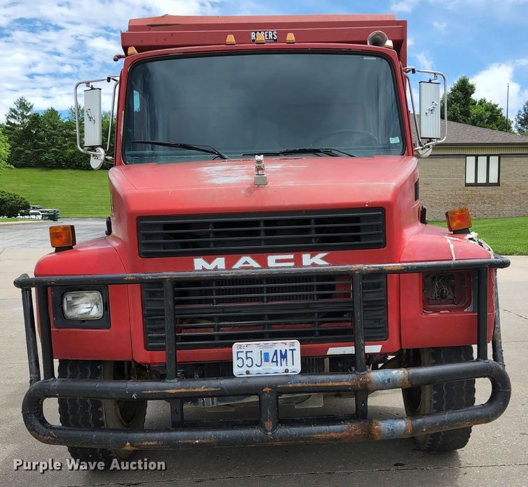 image for item DM7365 1993 Mack CS300P  dump truck