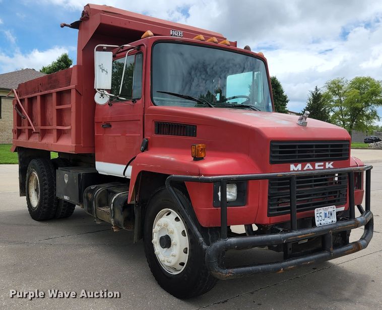 image for item DM7365 1993 Mack CS300P  dump truck