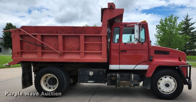 image for item DM7365 1993 Mack CS300P  dump truck