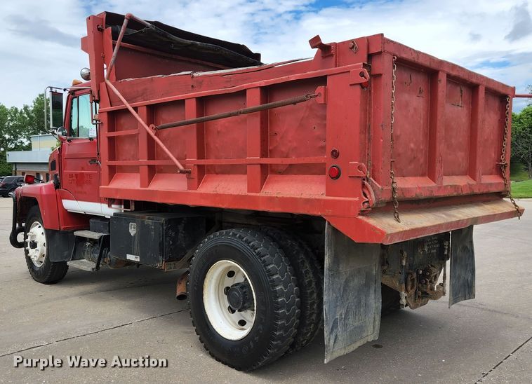 image for item DM7365 1993 Mack CS300P  dump truck