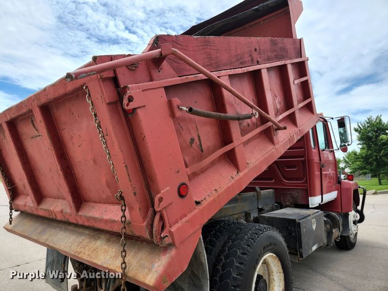image for item DM7365 1993 Mack CS300P  dump truck