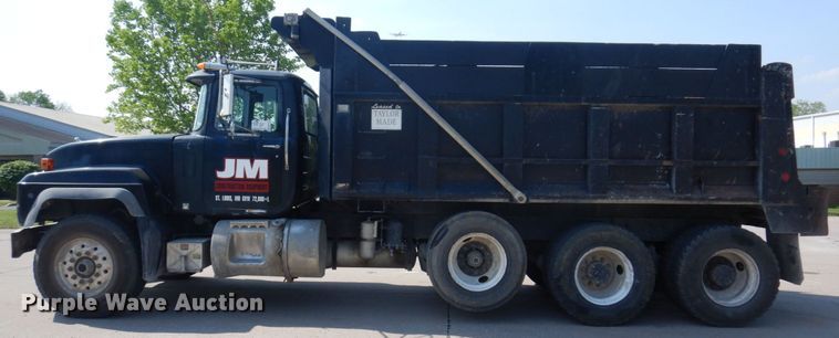 image for item DM7375 2000 Mack RD688S  dump truck