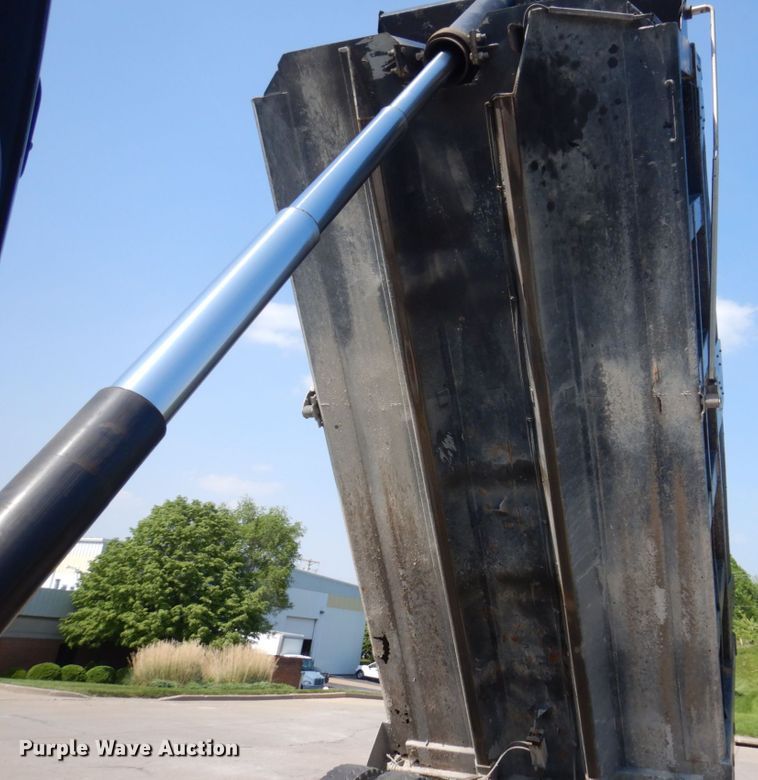 image for item DM7375 2000 Mack RD688S  dump truck