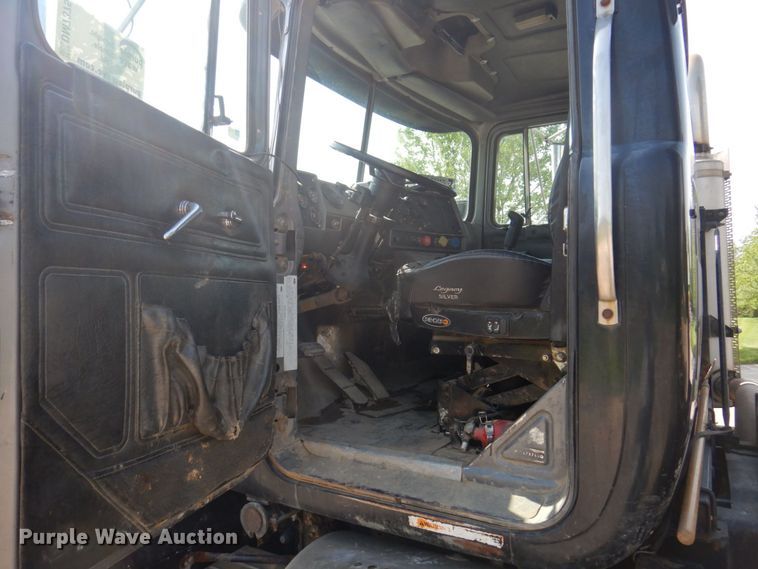 image for item DM7375 2000 Mack RD688S  dump truck