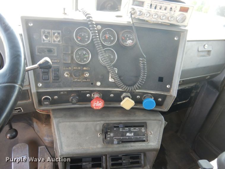 image for item DM7375 2000 Mack RD688S  dump truck