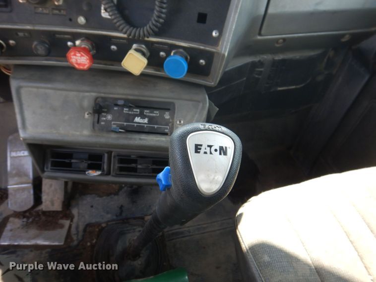 image for item DM7375 2000 Mack RD688S  dump truck