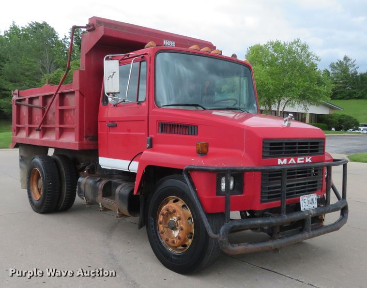image for item DM7417 1994 Mack CS200P  dump truck