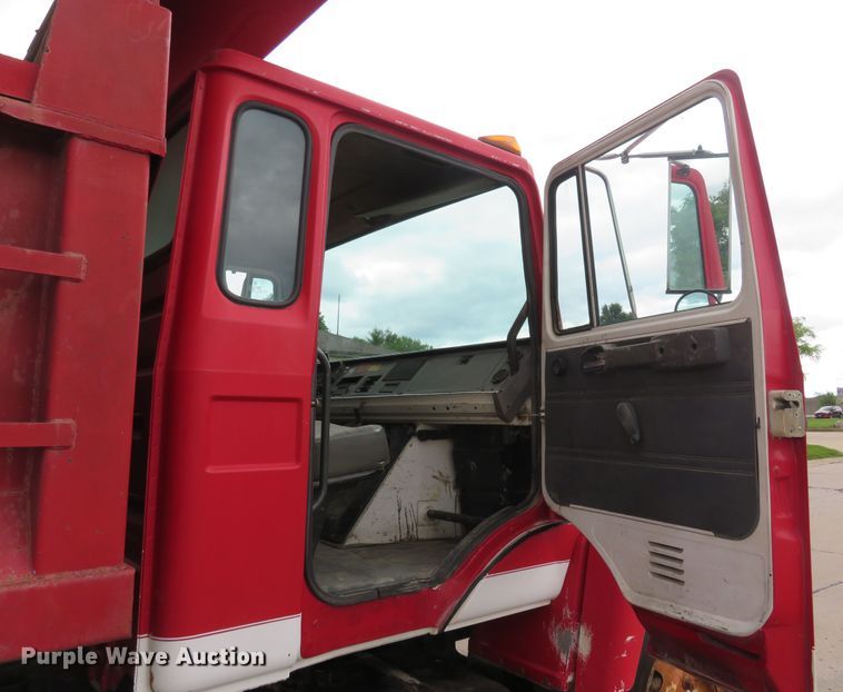 image for item DM7417 1994 Mack CS200P  dump truck