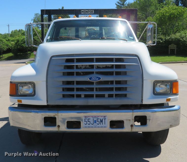 image for item DM7460 1997 Ford F800  flatbed truck