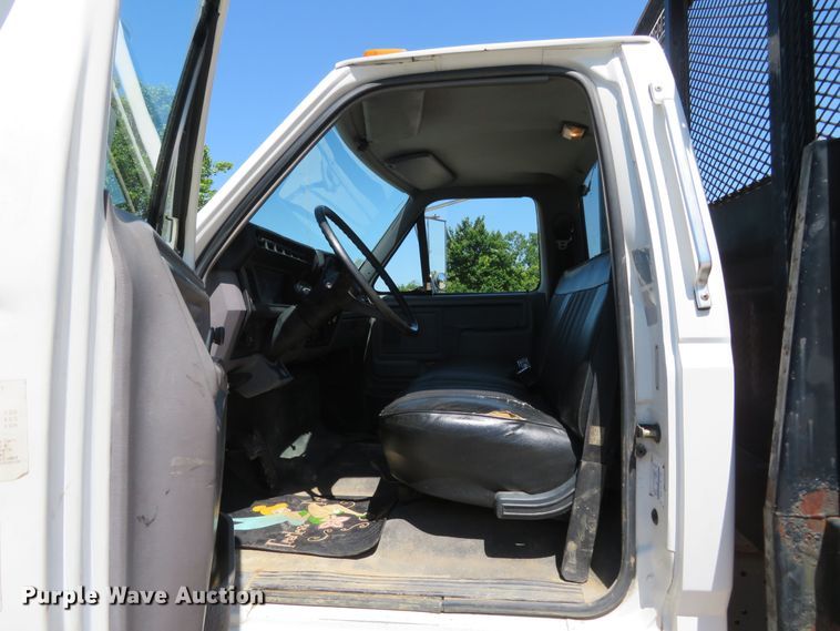 image for item DM7460 1997 Ford F800  flatbed truck