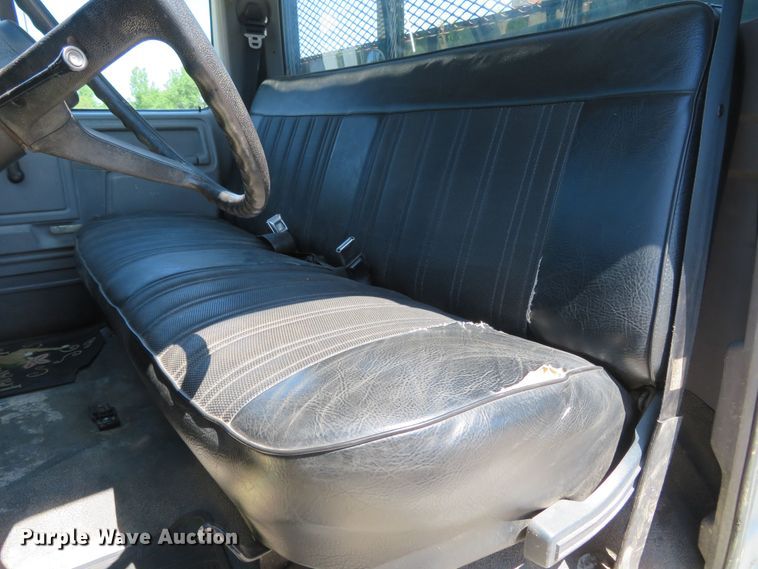 image for item DM7460 1997 Ford F800  flatbed truck