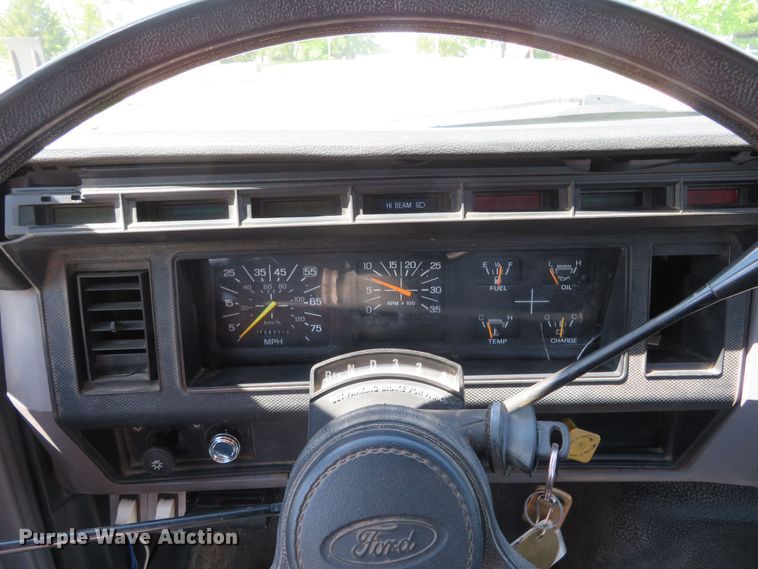 image for item DM7460 1997 Ford F800  flatbed truck