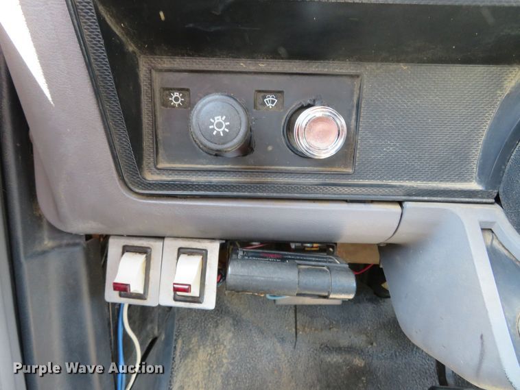 image for item DM7460 1997 Ford F800  flatbed truck