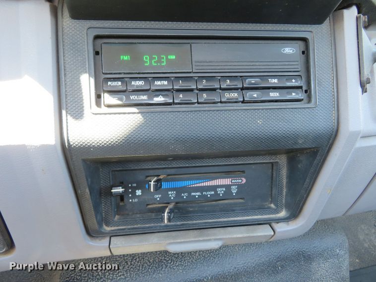 image for item DM7460 1997 Ford F800  flatbed truck