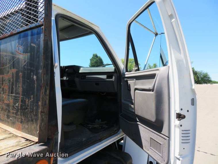 image for item DM7460 1997 Ford F800  flatbed truck